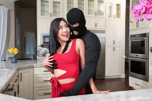 Cậu em ở quê lên được chị dâu vú to dùng lồn tiếp đãi