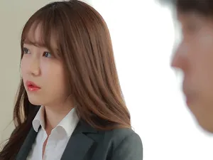 Em trai vào phòng mò Lỗ lồn chị gái bất chấp má đang ở nhà