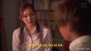 Cô gái trẻ tóc dài tuổi còn trẻ trò chuyện cùng chồng ở nhà, tràn đầy sức trẻ, đây chính là gu của giới trẻ