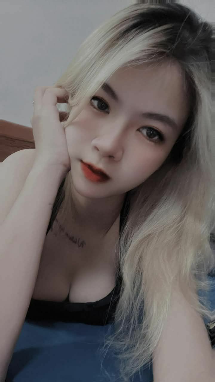 Chuyện tình với bà má đơn thân ở cạnh bên thường lộ vú khi đi đổ rác